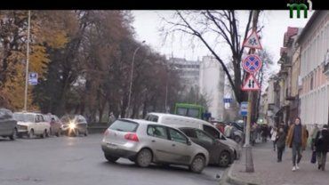 У будні вулиці та тротуари Ужгорода перетворюються на суцільну стоянку