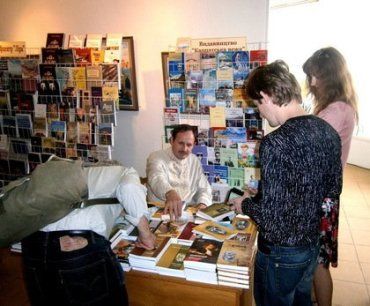 25-26 травня Ужгороді запрошує на книжкову виставку.