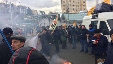 Протестуют сотни вкладчиков лопнувшего банка "Михайловский"