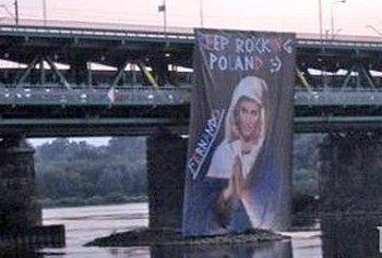 В Варшаве на мосту появился плакат Мадонны в образе Девы Марии