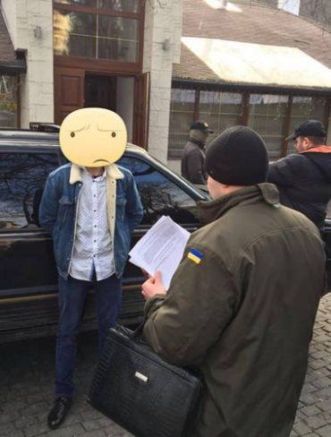 Пограничник потребовал 1000 долларов за ввоз в Украину китайских часов