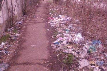 На Лаврищева лежат сугробы мусора