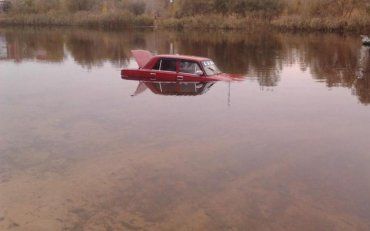 Авто потонуло в річці, що наповнилась нечистотами