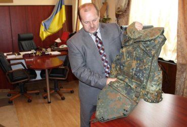 Бронежилет передали керівнику закарпатської міліції полковнику Сергію Шараничу
