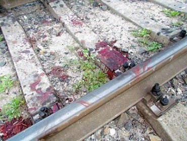 Двое пьяных закарпатцев попали под поезд в Киеве, один из них погиб