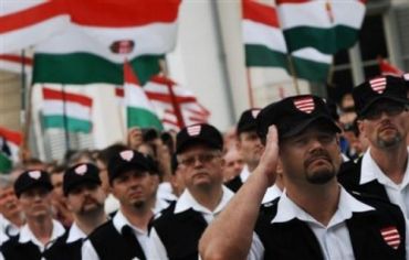 «Венгерская гвардия» - черно-белый наряд, массивные сапоги и фуражки