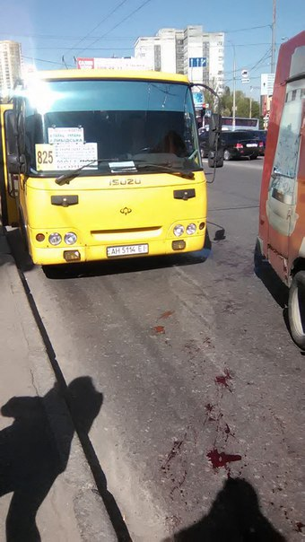 В Киеве водитель 444 маршрутки получил ножевые ранения в ногу и руку