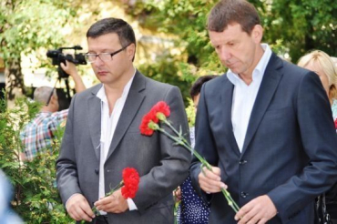 Корзины с цветами к монументу возложили Виктор Погорелов и Иван Шкирта