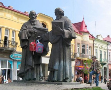 Памятник Кирилу и Мефодию в центре Мукачево