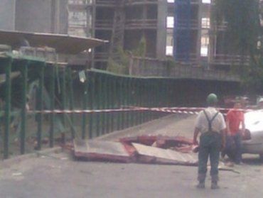 В центре Киева упала плита на тротуар