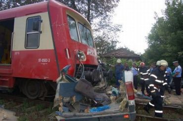 В Румынии при столкновения автобуса с пассажирским поездом погибли 13 человек