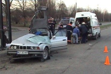 В Харькове автомобилю БМВ снесло крышу