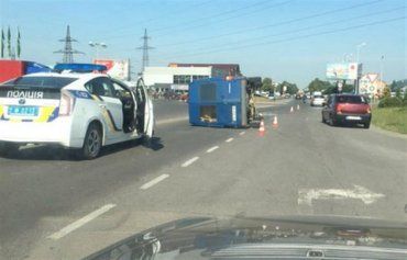 ДТП у Мукачеві: авто впало на бік.