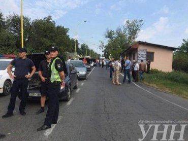 Майже 50 власників авто з іноземною реєстрацією блокують роботу ПП "Ужгород."