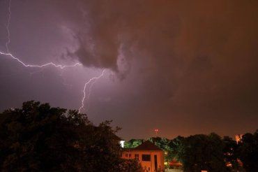 Ужасная жара вызвала многочисленные молнии над Ужгородом