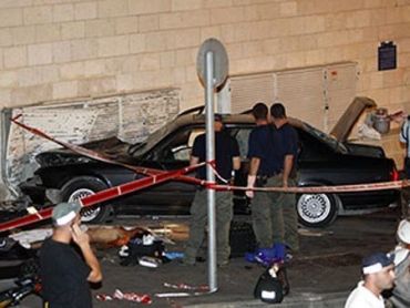 Маньяк-араб влетел на автомобиле в толпу пешеходов