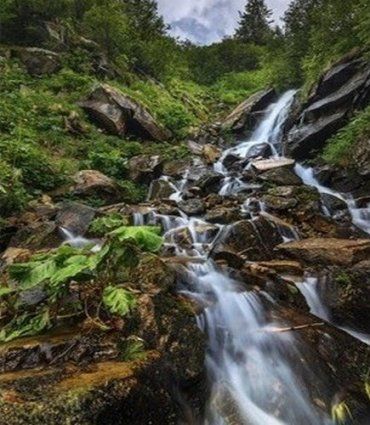 На потоке Мунчель расположен каскад из 15-20 живописных водопадов