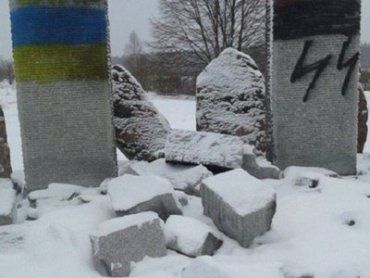 На Львовщине вандалы осквернили памятник погибшим полякам