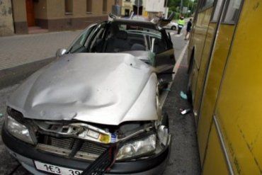 ДТП в Брно: водителя "Опеля Вектры" спасли пожарники