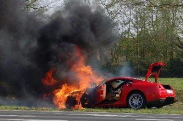 В Румынии после ДТП сгорел суперкар Ferrari F430