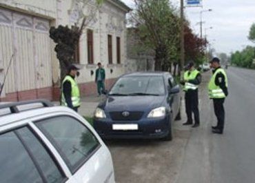 Венгерские полицейские наказывают нарушителя
