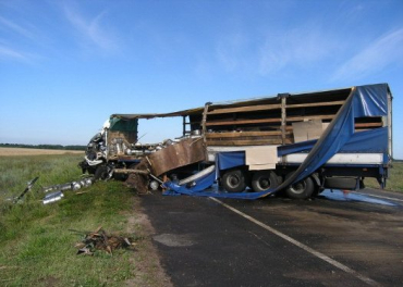 В Житомирской области два грузовика столкнулись лоб в лоб