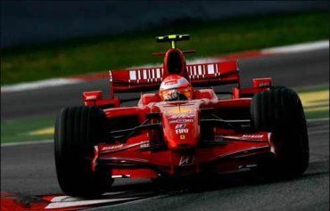 Шумахер тренируется за рулем F2007 в Муджелло
