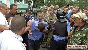 На Николаевщине бунтуют люди, обвиняя полицию в убийстве мужчины