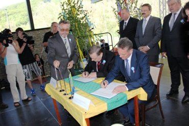 Закарпатці та словаки підписали на кордоні Програму спільних дій
