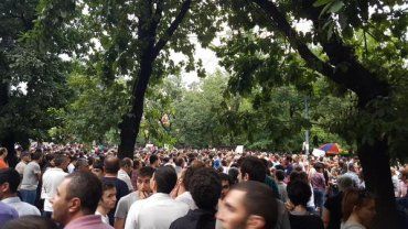 22 июня в Ереване несколько тысяч людей перекрыли проспект Баграмяна