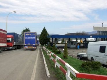 На словацькому кордоні півтори доби стоїть понад 100 вантажівок