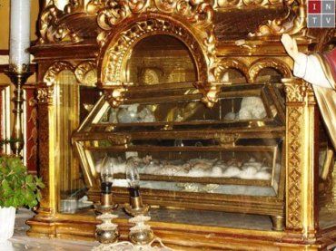 Мощи Св. Валентина хранятся в специальном прозрачном саркофаге в правом притворе церкви