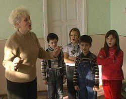 Клара Попович-Лабик сама поет и детей к фольклору привлекает