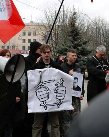 10 активістів БРАТСТВА помочилися на посольство Російської Федерації в Україні