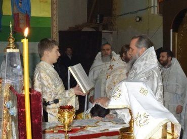 Його Високопреосвященству співслужили священнослужителі ужгородського благочиння