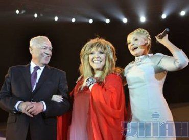 Тимошенко вышла на сцену и спела для Пугачевой