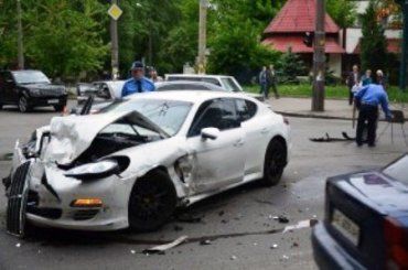 В Киеве Porsche на "красный свет" протаранил 2 иномарки