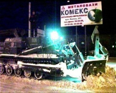 Дороги на Луганщине расчищают от снеговых заносов танками