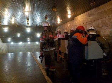 Пассажиров из подземки еще не эвакуировали, на месте дежурят скорые