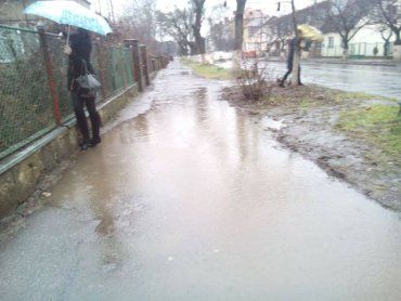 После ливня прогулка по тротуарам Ужгорода превращается в квест по выживанию