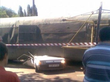В Одессе трамвай упал на автомобиль "Таврия" : есть жертвы