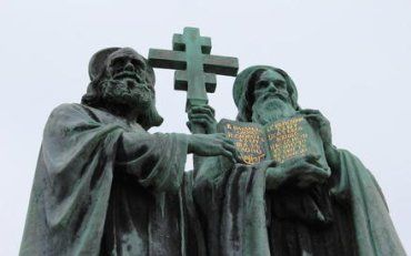 Скульптура Кирилла и Мефодия на Карловом мосту