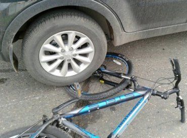 В Закарпатье женщина-водитель сбила детей на велосипедах