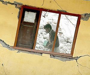 На западе Пакистана в среду произошло сильное землетрясение, в результате которого погибли не менее 100 человек