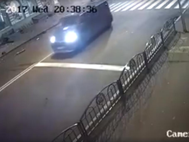 Появилось жуткие кадры наезда автомобиля на пешеходов в Харькове