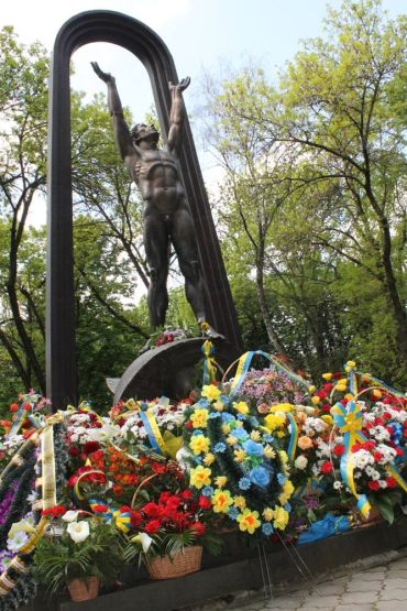 Корзини з квітами до підніжжя пам’ятнику піднесли керівники краю