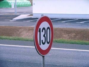 На автомагистрали разрешено движение со скоростью 130 км/час
