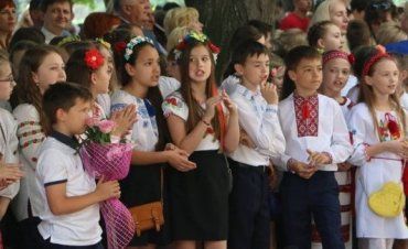 "Останній дзвоник" полунав у школах Ужгорода.