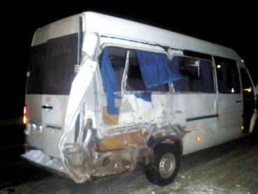 В Запорожской области микроавтобус столкнулся с камионом