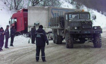 В Закарпатье после схода снежных лавин спасатели восстановили движение